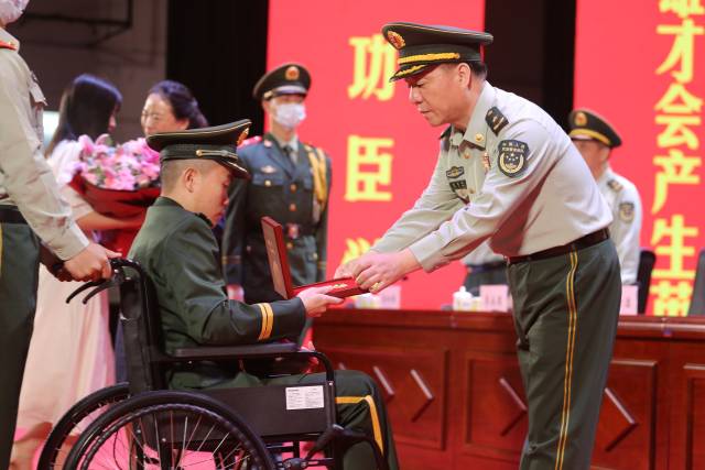 林清平接過一等功獎章及獎勵證書