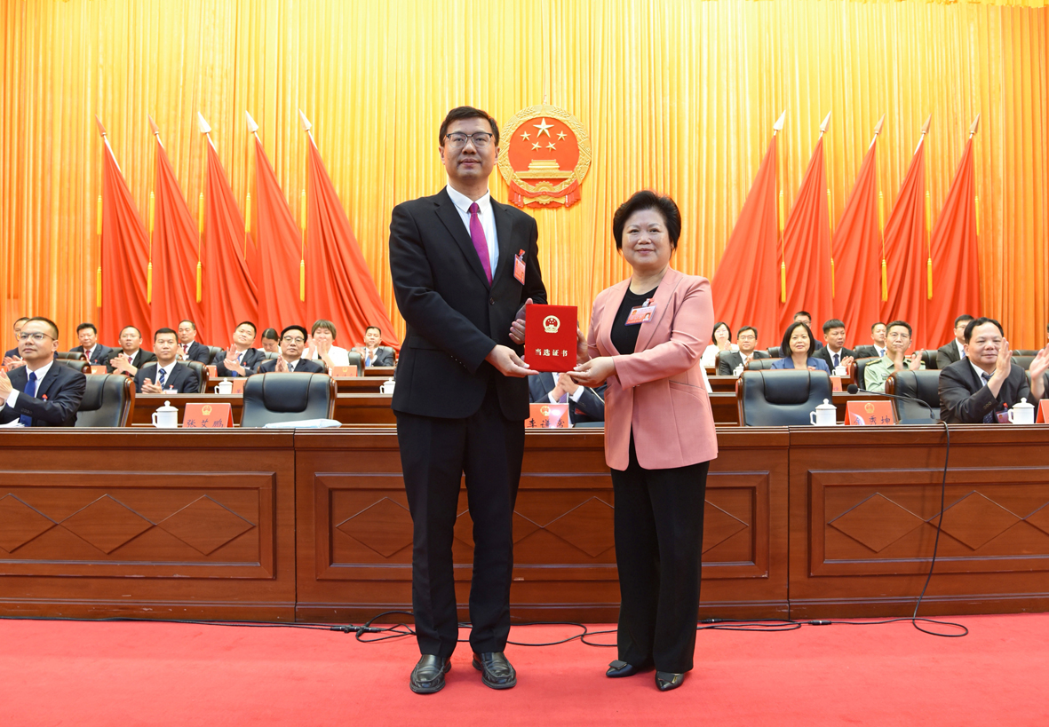 市第十七屆人民代表大會(huì)第六次會(huì)議召開(kāi)    張艾鵬當(dāng)選陽(yáng)春市人民政府市長(zhǎng)